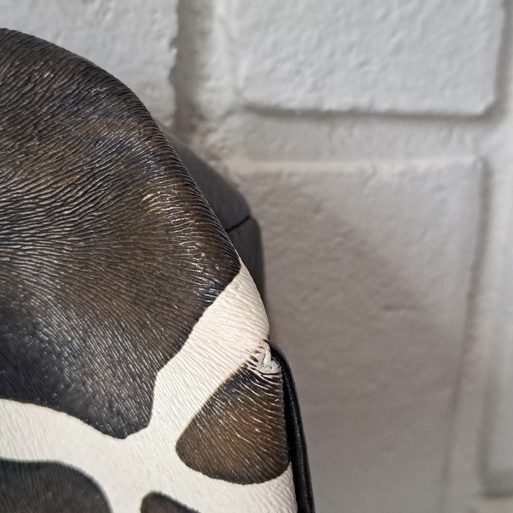 Mondo Giraffe Print Shoulder Bag. - Picture 6 of 13